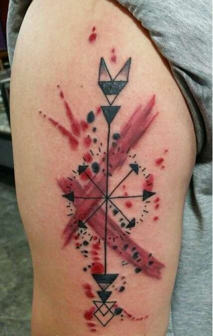 Tatuaje de flecha con trazos rojos de fondo
