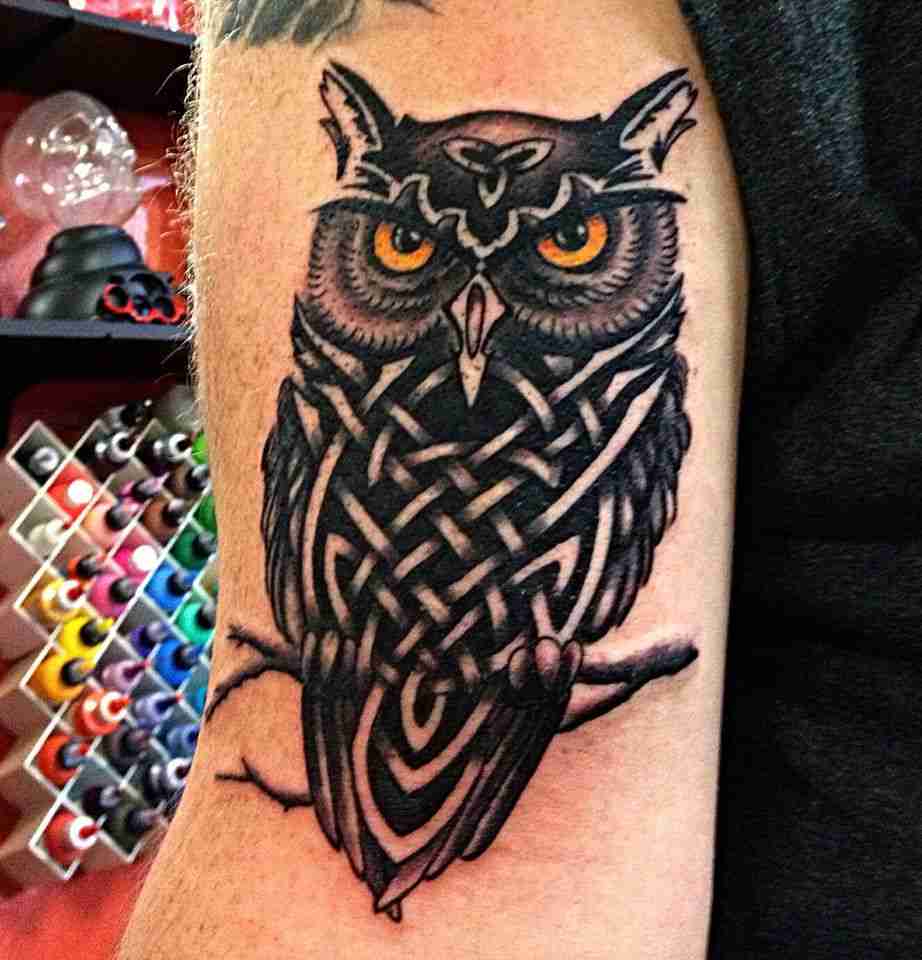 Tatuaje de búho celta