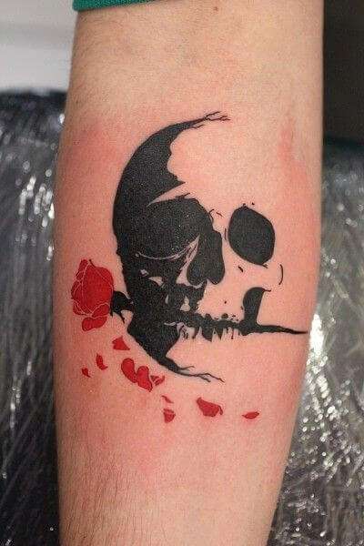 Tatuaje de calavera negro y rojo