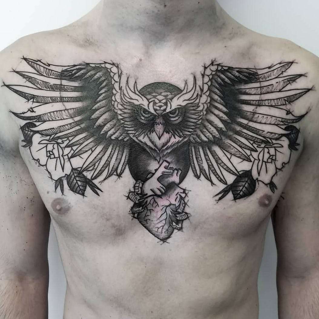 Tatuaje de búho alas desplegadas en el pecho