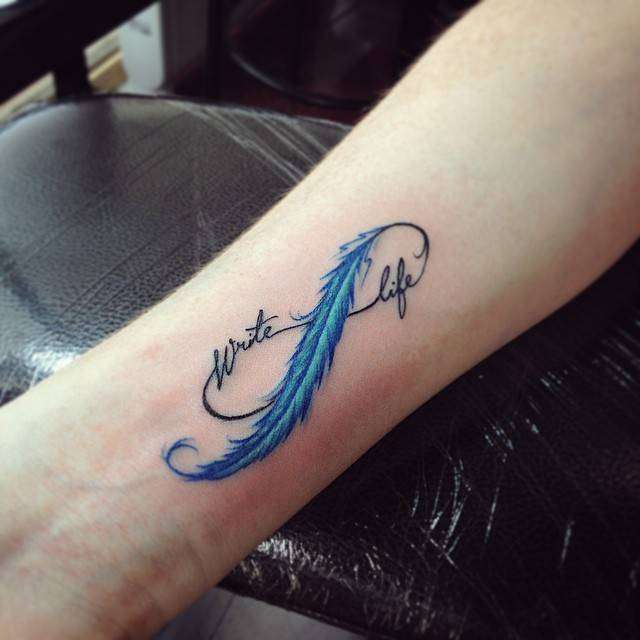 Tatuaje de infinito con pluma azul