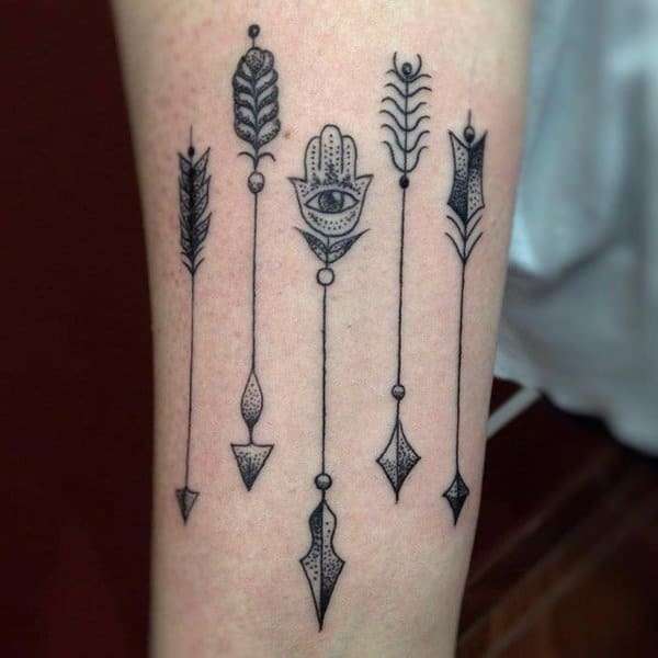 Tatuaje de 5 flechas