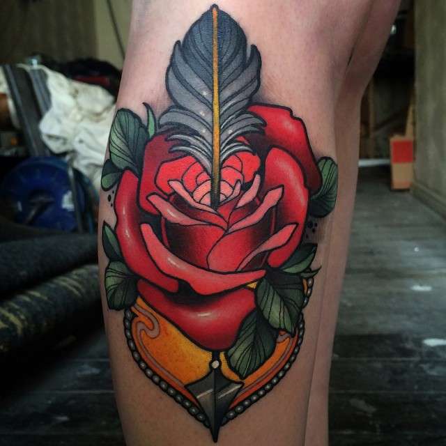 Tatuaje de flecha y rosa