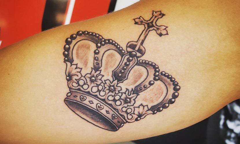 Tatuaje de corona con cruz y flores