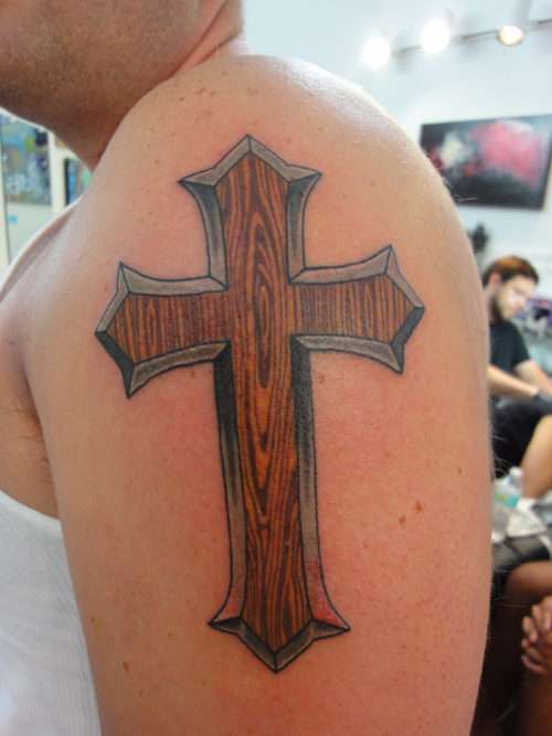 Tatuaje de cruz de madera