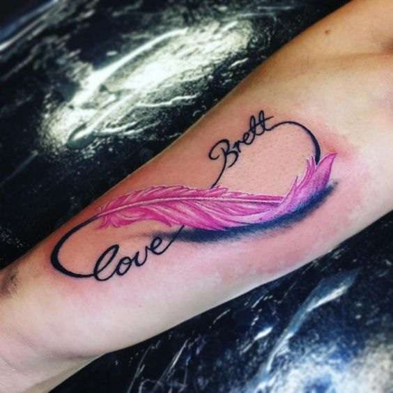 Tatuaje de infinito con pluma color rosa