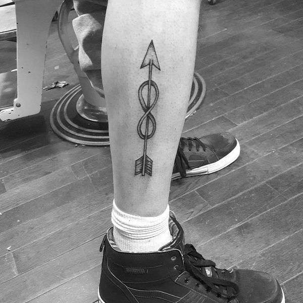 Tatuaje de flecha e infinito