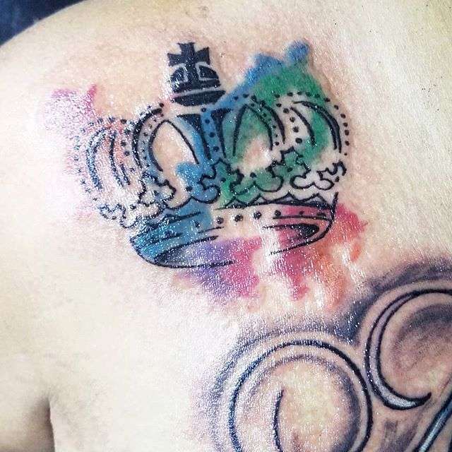 Tatuaje de corona estilo acuarela