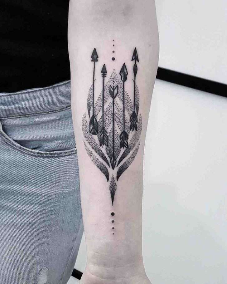 Tatuaje de flecha dotwork