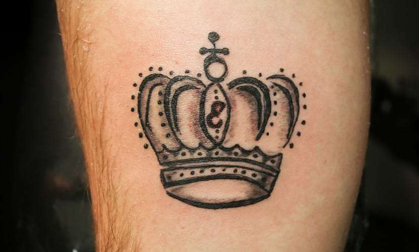 Tatuaje de corona en la pantorrilla