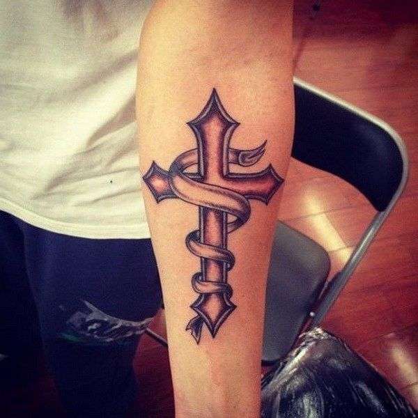 Tatuaje de cruz con lazo
