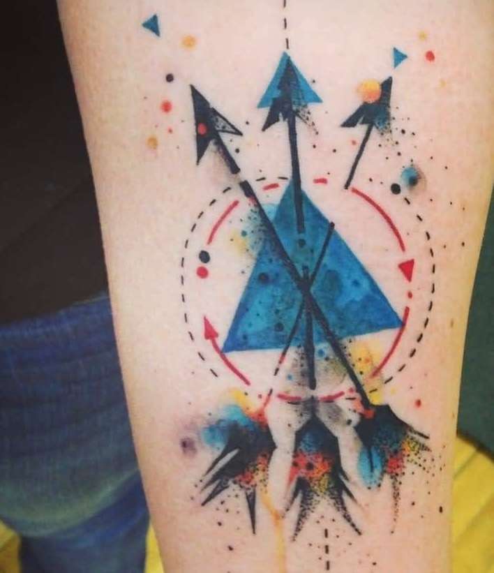 Tatuaje de tres flechas en colores