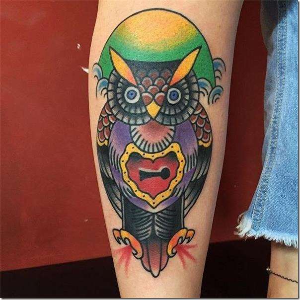 Tatuaje de búho en colores