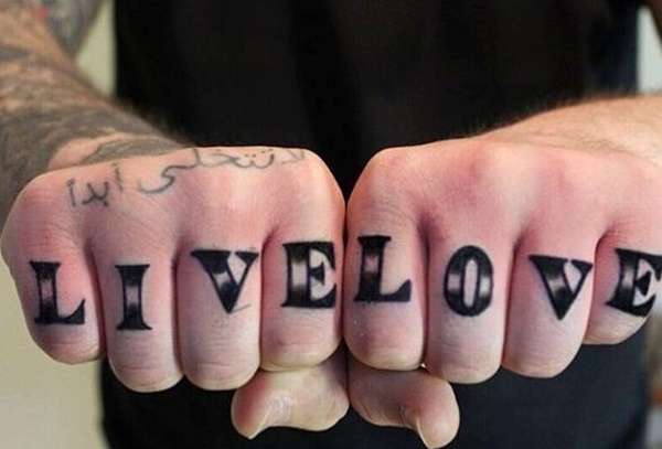 Letras para tatuajes en los dedos