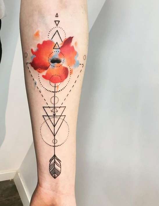 Tatuaje de flecha y triángulos