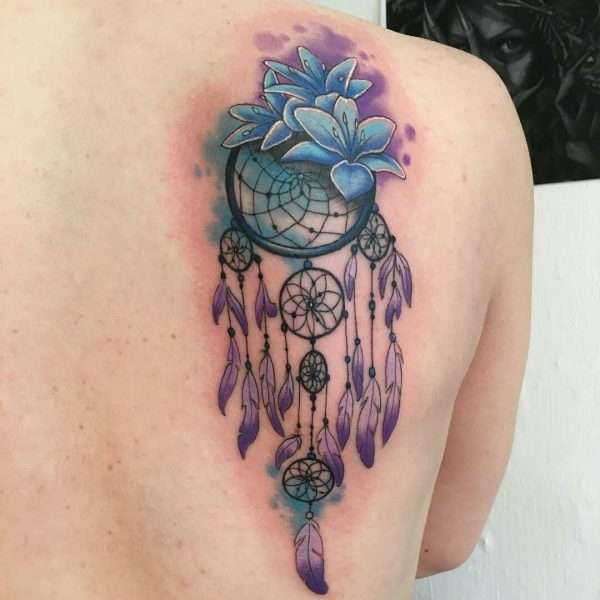 Tatuaje de atrapasueños y flores azules