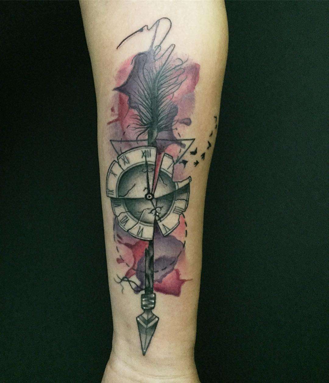Tatuaje de flecha y reloj