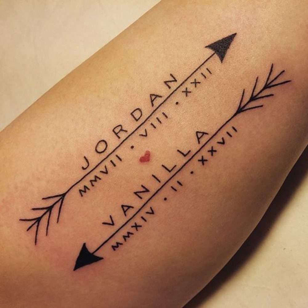 Tatuaje de flechas con nombres y fechas
