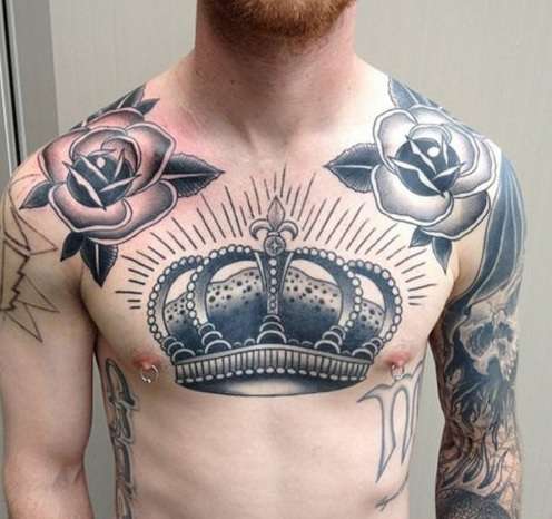 Tatuaje de corona grande en el pecho