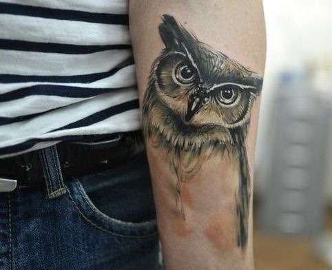 Tatuaje de búho en el brazo