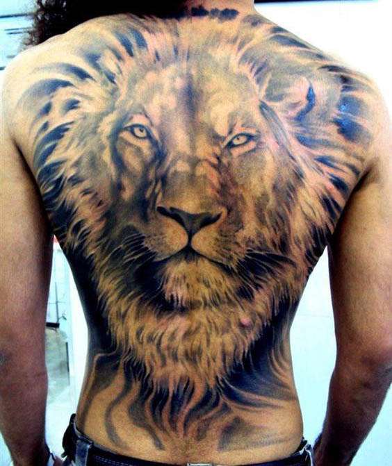 Tatuaje de león grande en la espalda