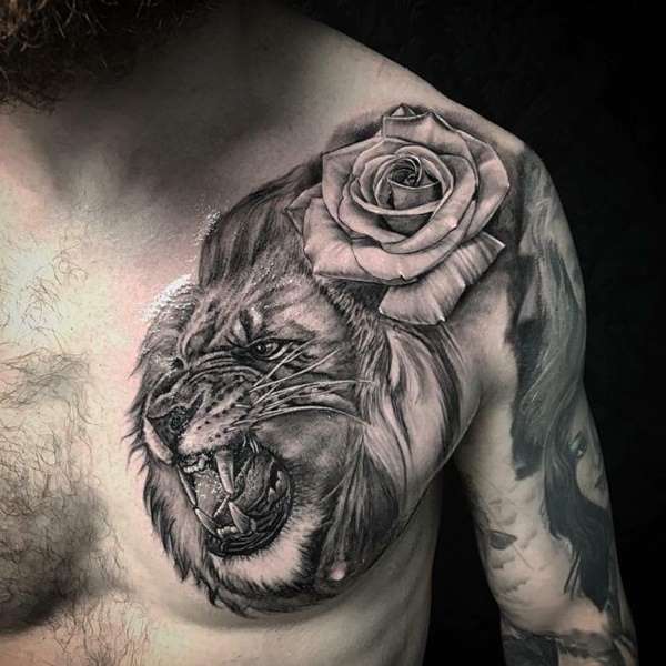 Tatuaje de león y rosa