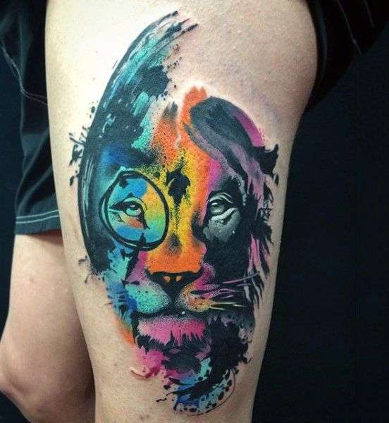 Tatuaje de león en negro y colores