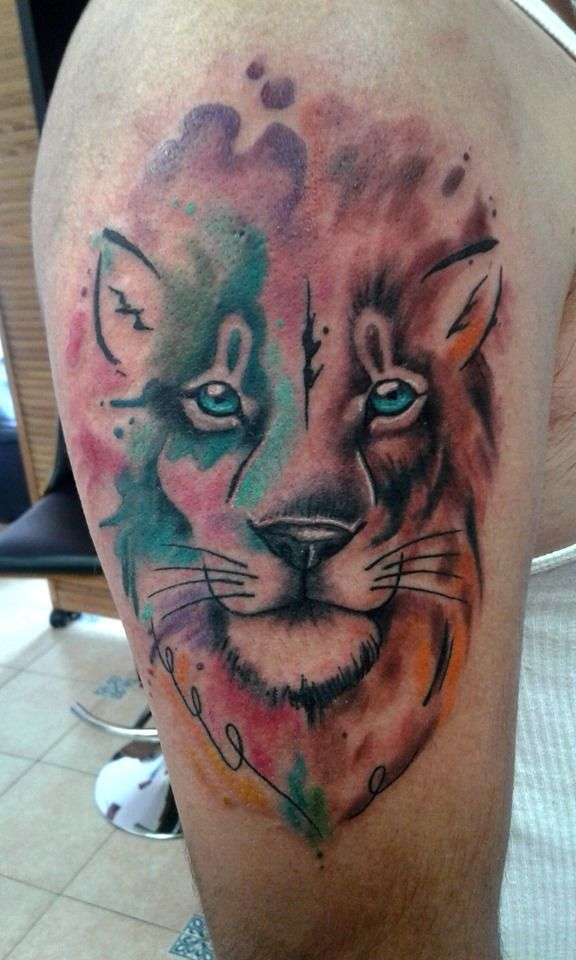 Tatuaje de león en el brazo