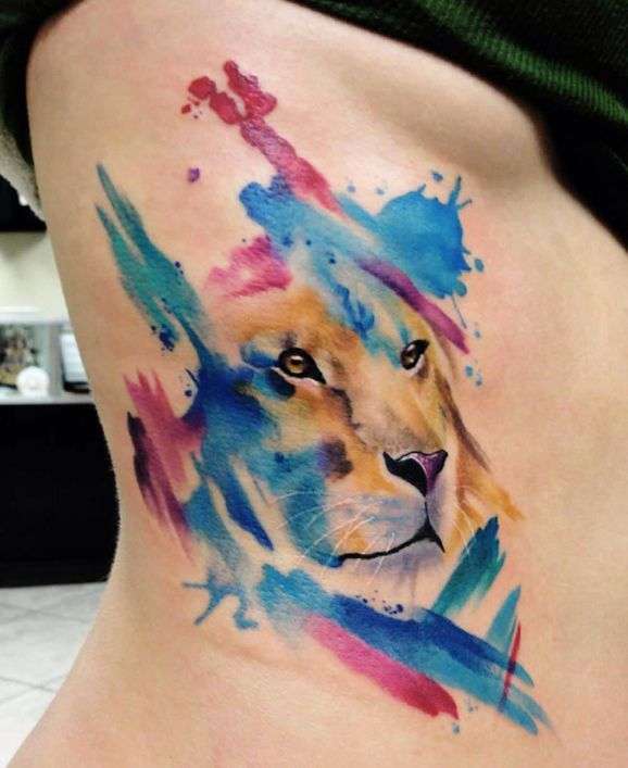 Tatuaje de leona estilo acuarela