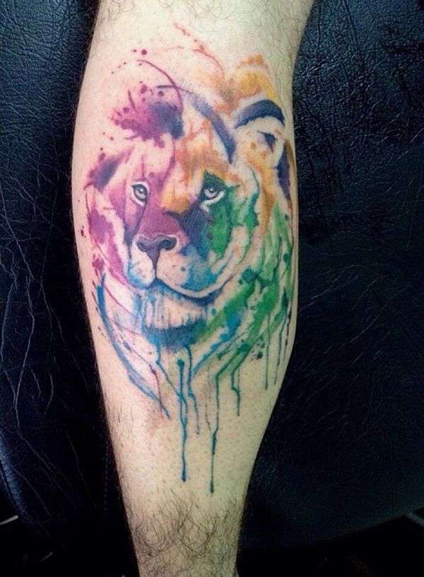 tatuaje de leona en acuarela