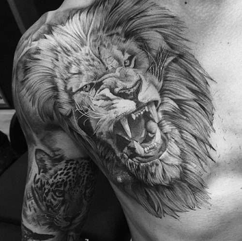Tatuaje de león en blanco y negro