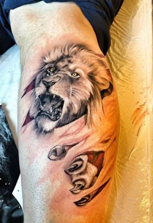 Tatuaje de león rasgando la piel