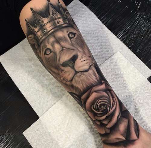 Tatuaje de león, corona y rosa