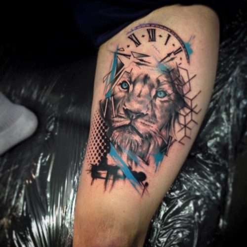 Tatuaje de león con toques de azul