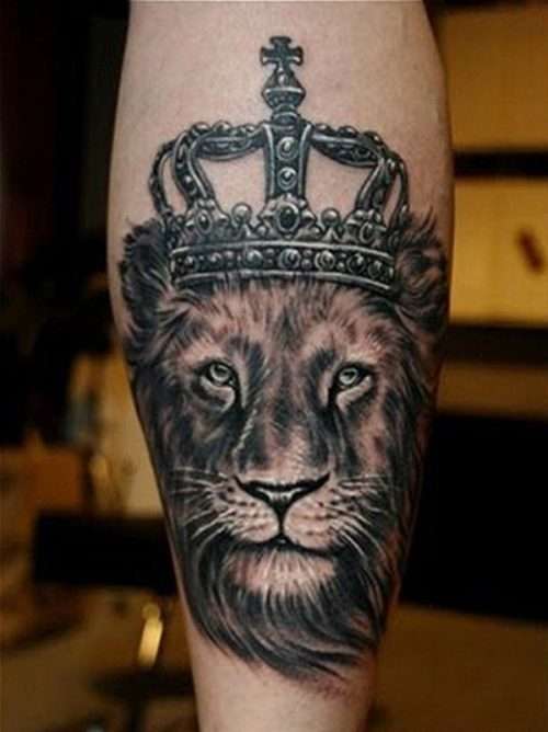 Tatuaje de león con corona