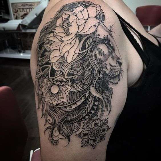 Tatuaje de león con flores