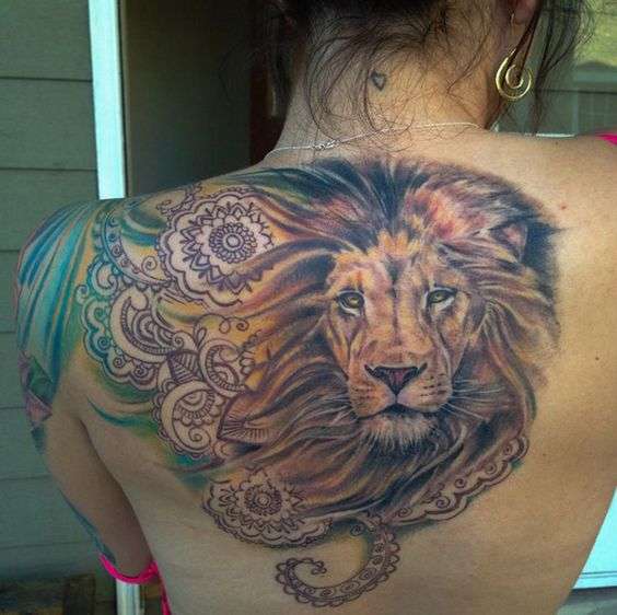 Tatuaje de león en la espalda