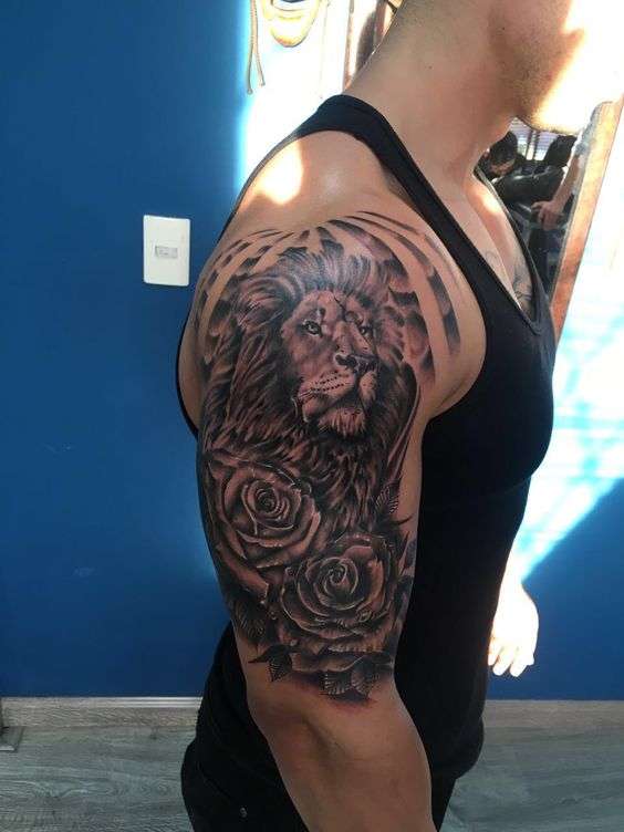 Tatuaje de león y rosas