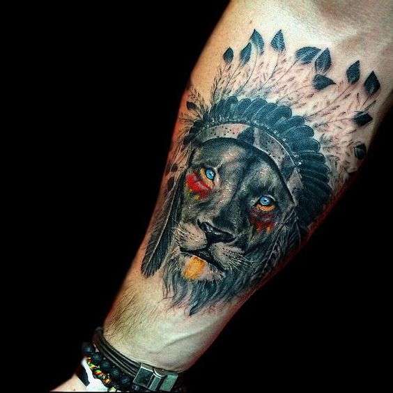 Tatuaje de león con plumas