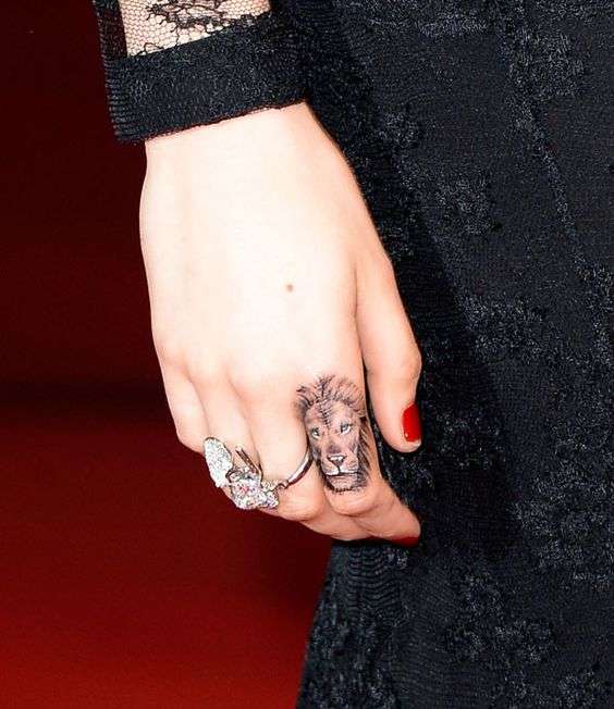 Tatuaje de león en el dedo