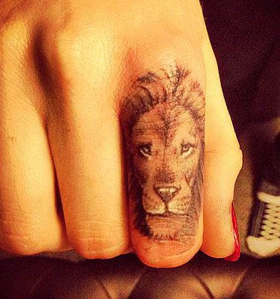Tatuaje de león en el dedo 2