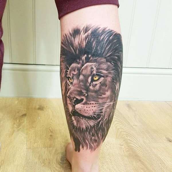 Tatuaje de león en la pantorrilla