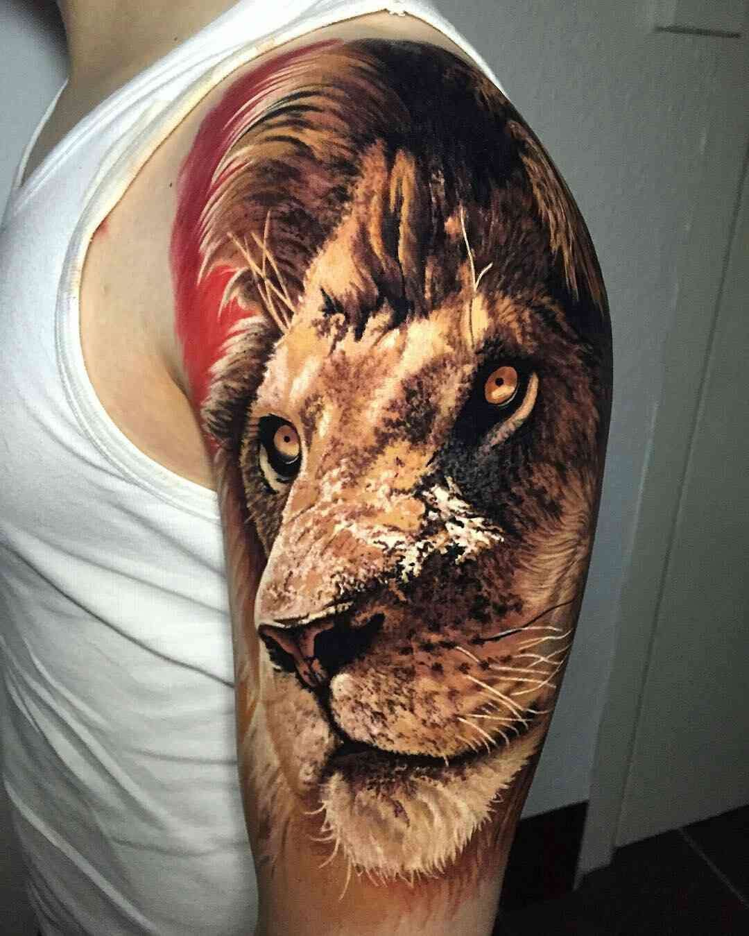 tatuaje de león en el brazo