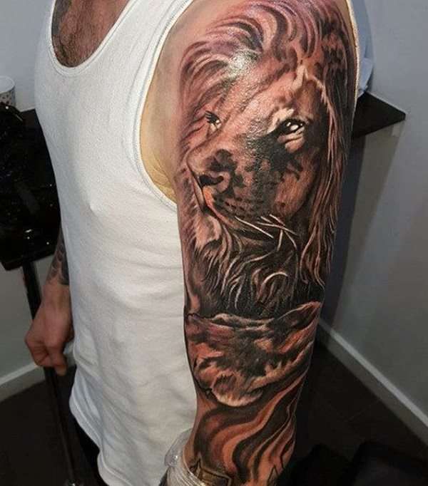 Tatuaje de león grande en el brazo