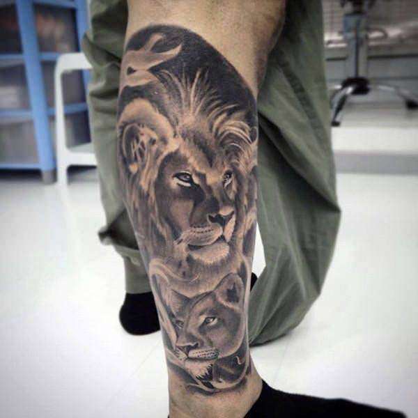 Tatuaje de león y cachorro