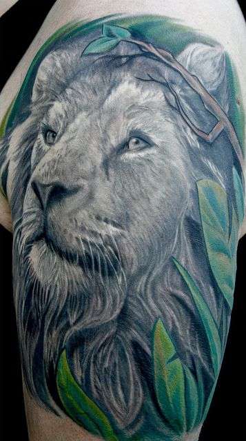 Tatuaje de león en la maleza