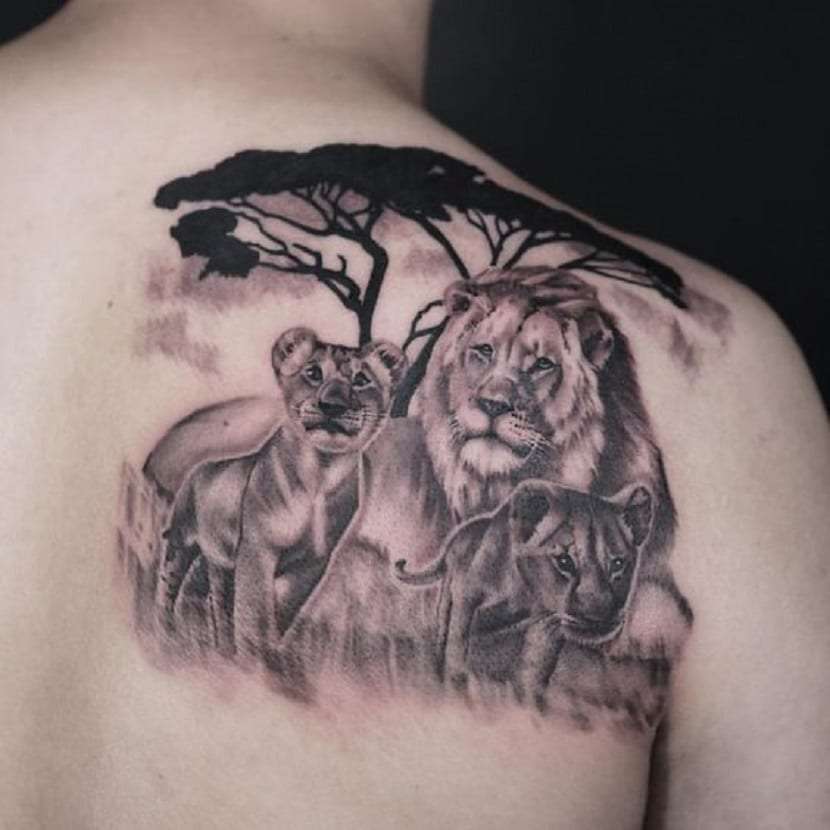 Tatuaje de león y sus cachorros