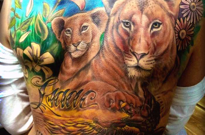 Tatuaje de león en colores
