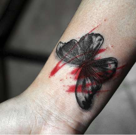 Tatuaje de mariposa en rojo y negro