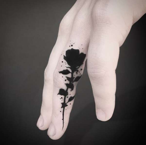 Tatuaje en los dedos: rosa negra